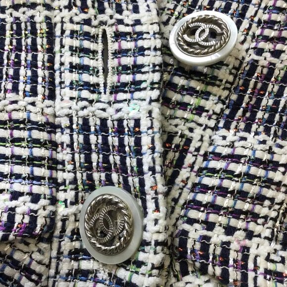 CHANEL WHITE/NAVY MULTI CC LOGO BUTTONED METALLIC DETAIL TWEED JACKET - Picture 3 of 9